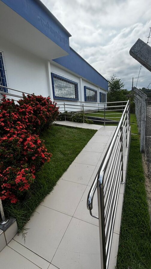 Guarda-corpo em aço inox instalado em rampa externa